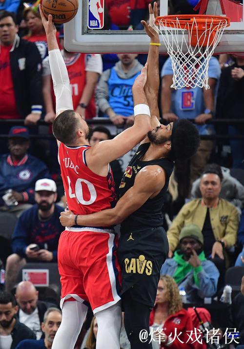 快船防守漏洞大开,斯潘塞频频获得空位机会 快船防守漏洞大开,斯潘塞频频获得空位机会