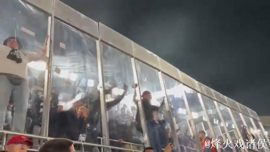 科贝记者:法兰克福球迷向巴萨球迷区投掷杂物 科贝记者:法兰克福球迷向巴萨球迷区投掷杂物