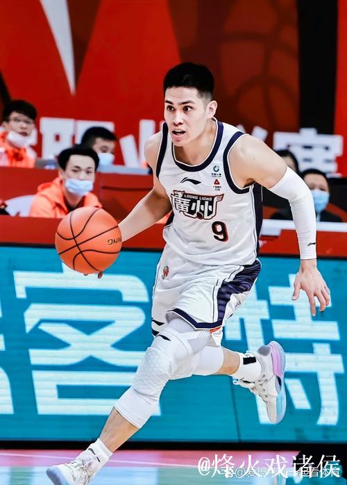 媒体人建议:中国男篮需在世预赛窗口期研究防守陈盈骏 媒体人建议:中国男篮需在世预赛窗口期研究防守陈盈骏