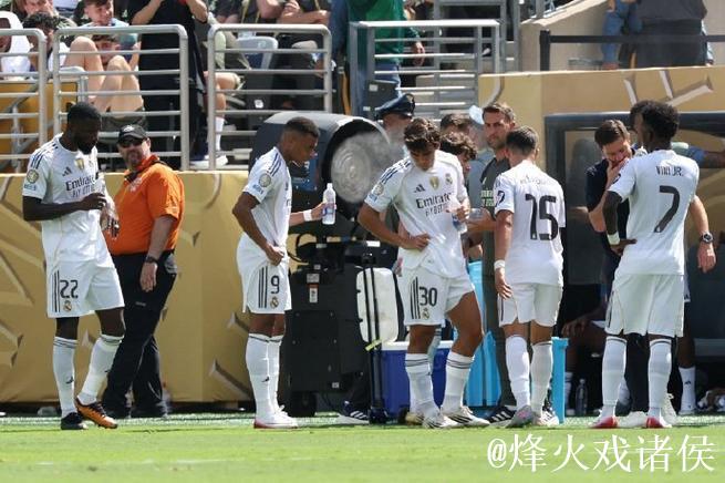 逆转之痛！皇马连失2球遭绝杀，欧冠豪门对决关键失误